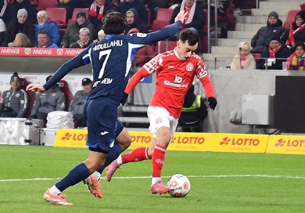 21 11 2025, xhbx, Soccer 1 Bundesliga, FSV Mainz 05 TSG Hoffenheim v l Leon Avdullahu TSG 1899 Hoffenheim , Paul Nebel FSV Mainz 05 DFL DFB REGULATIONS PROHIBIT ANY USE OF PHOTOGRAPHS as IMAGE SEQUENCES and or QUASI VIDEO Mainz