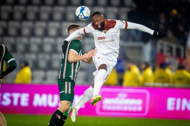 Jena , 211125, Soccer Regionalliga , FC Carl Zeiss Jena vs Hallescher FC in the picture Manasse Eshele Jena vs Pascal Schmedemann Halle