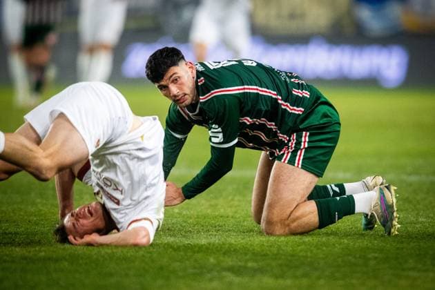 Jena , 211125, Soccer Regionalliga , FC Carl Zeiss Jena vs Hallescher FC in the picture Marcel Hoppe Jena vs Burim Halili Halle