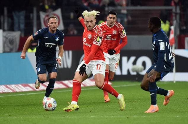 21 11 2025, xhbx, Soccer 1 Bundesliga, FSV Mainz 05 TSG Hoffenheim v l Benedict Hollerbach FSV Mainz 05 DFL DFB REGULATIONS PROHIBIT ANY USE OF PHOTOGRAPHS as IMAGE SEQUENCES and or QUASI VIDEO Mainz
