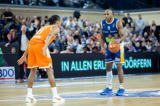 DeAndre Lansdowne ROSTOCK SEAWOLVES, 09 , Alonzo Verge Jr RASTA Vechta, 11 GER, Rostock Seawolves vs RASTA Vechta, easycredit BBL, Basketball, Bundesliga, Matchday 8, Season 2025 2026, 21 11 2025 GER, Rostock Seawolves vs RASTA Vechta, easycredit BBL, Basketball, Bundesliga, Matchday 8, Season 2025 2026, 21 11 2025 Rostock Copyright: xEibner-Pressefoto DenverxEhrlichx EP_DEH