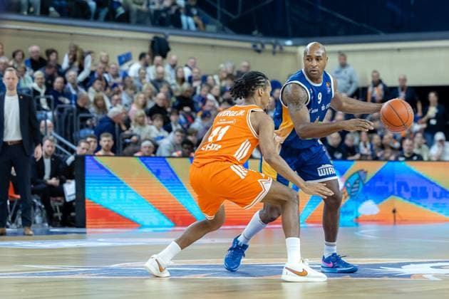 Alonzo Verge Jr RASTA Vechta, 11 , DeAndre Lansdowne ROSTOCK SEAWOLVES, 09 , GER, Rostock Seawolves vs RASTA Vechta, easycredit BBL, Basketball, Bundesliga, Matchday 8, Season 2025 2026, 21 11 2025 GER, Rostock Seawolves vs RASTA Vechta, easycredit BBL, Basketball, Bundesliga, Matchday 8, Season 2025 2026, 21 11 2025 Rostock Copyright: xEibner-Pressefoto DenverxEhrlichx EP_DEH