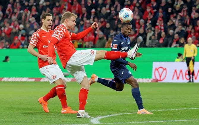 Mainz, Germany 21 November 2025 1 BL 2025 2026 FSV Mainz 05 vs TSG 1899 Hoffenheim Pictured from left fighting for the ball Dominik Kohr Mainz , Lennard Maloney Mainz and Bazoumana Toure Hoffenheim DFL regulations prohibit any use of photographs as image sequences and or quasi video Mewa Arena Rheinland Pfalz Copyright: xFotostandx xRacochax