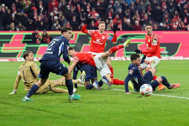 In the penalty area of TSG Hoffenheim , Germany, Football, 1 Bundesliga, Matchday 11, 2025 2026, 1 FSV Mainz vs TSG 1899 Hoffenheim, 21 11 2025, Mewa Arena, Mainz, Germany Mainz Mewa Arena Rheinland Pfalz Germany Copyright: xGrantxHubbsx