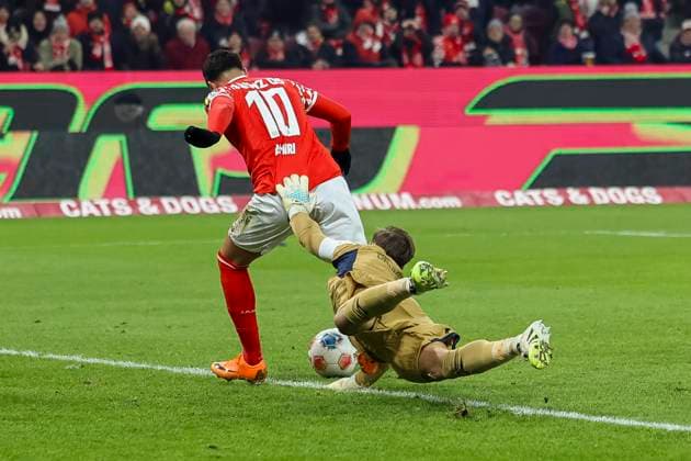 Nadiem Amiri 1 FSV Mainz, 10 and Oliver Baumann TSG Hoffenheim, 01 fighting for the ball , Germany, Football, 1 Bundesliga, Matchday 11, 2025 2026, 1 FSV Mainz vs TSG 1899 Hoffenheim, 21 11 2025, Mewa Arena, Mainz, Germany Mainz Mewa Arena Rheinland Pfalz Germany Copyright: xGrantxHubbsx