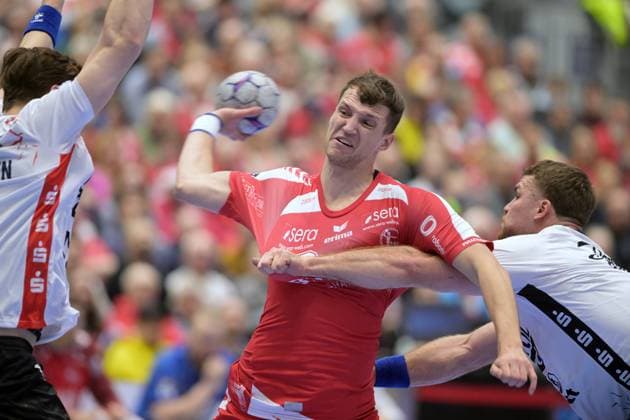 Uladsislau Kulesch MT Melsungen 20 On the throw Johannes Golla SG Flensburg Handewitt 4 R , Lukas Lindhard Joergensen SG Flensburg Handewitt 25 L , GER, MT Melsungen SG Flensburg Handewitt, Handball, 1 Bundesliga, 13 Matchday, Season 2025 2026, 21 11 2025, GER, MT Melsungen SG Flensburg Handewitt, Handball, 1 Bundesliga, 13 Matchday, Season 2025 2026, 21 11 2025 Kassel Copyright: xEibner-Pressefotox xRolandxSippex EP_RSL
