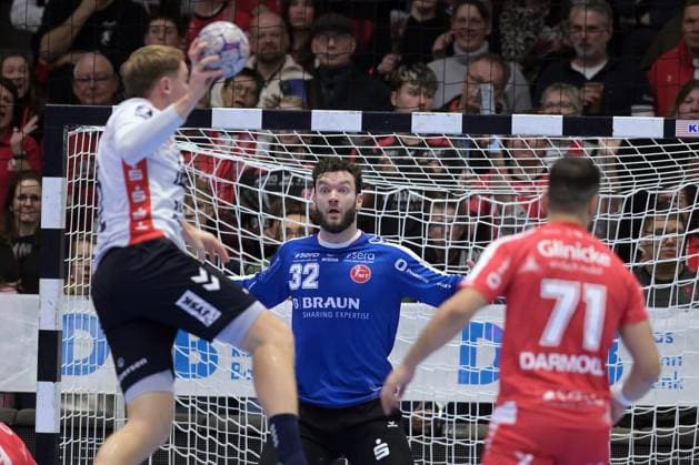 Simon Pytlick SG Flensburg Handewitt 2 at Wuref Kristof Palasics Goalkeeper MT Melsungen 32 back , Mohamed Amine Darmoul MT Melsungen 71 , GER, MT Melsungen SG Flensburg Handewitt, Handball, 1 Bundesliga, 13 Matchday, Season 2025 2026, 21 11 2025, GER, MT Melsungen SG Flensburg Handewitt, Handball, 1 Bundesliga, 13 Matchday, Season 2025 2026, 21 11 2025 Kassel Copyright: xEibner-Pressefotox xRolandxSippex EP_RSL