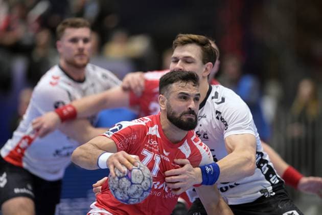 Mohamed Amine Darmoul MT Melsungen 71 on the ball , g75 , Johannes Golla SG Flensburg Handewitt 4 L , GER, MT Melsungen SG Flensburg Handewitt, Handball, 1 Bundesliga, Matchday 13, Season 2025 2026, 21 11 2025, GER, MT Melsungen SG Flensburg Handewitt, Handball, 1 Bundesliga, Matchday 13, Season 2025 2026, 21 11 2025 Kassel Copyright: xEibner-Pressefotox xRolandxSippex EP_RSL
