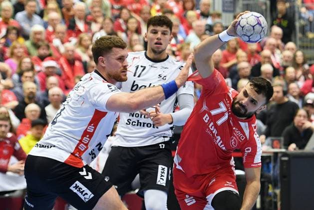 Mohamed Amine Darmoul MT Melsungen 71 on the ball , Johannes Golla SG Flensburg Handewitt 4 L , Marko Grgic SG Flensburg Handewitt 17 , GER, MT Melsungen SG Flensburg Handewitt, Handball, 1 Bundesliga, 13 Matchday, Season 2025 2026, 21 11 2025, GER, MT Melsungen SG Flensburg Handewitt, Handball, 1 Bundesliga, 13 Matchday, Season 2025 2026, 21 11 2025 Kassel Copyright: xEibner-Pressefotox xRolandxSippex EP_RSL