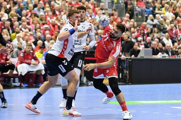 Mohamed Amine Darmoul MT Melsungen 71 on the ball , Johannes Golla SG Flensburg Handewitt 4 L , Marko Grgic SG Flensburg Handewitt 17 , GER, MT Melsungen SG Flensburg Handewitt, Handball, 1 Bundesliga, 13 Matchday, Season 2025 2026, 21 11 2025, GER, MT Melsungen SG Flensburg Handewitt, Handball, 1 Bundesliga, 13 Matchday, Season 2025 2026, 21 11 2025 Kassel Copyright: xEibner-Pressefotox xRolandxSippex EP_RSL