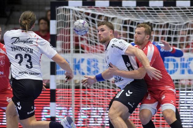 Kent Robin Toennesen SG Flensburg Handewitt 23 plays the ball to Johannes Golla SG Flensburg Handewitt 4 M , David Mandic MT Melsungen 7 R , GER, MT Melsungen SG Flensburg Handewitt, Handball, 1 Bundesliga, 13 Matchday, Season 2025 2026, 21 11 2025, GER, MT Melsungen SG Flensburg Handewitt, Handball, 1 Bundesliga, 13 Matchday, Season 2025 2026, 21 11 2025 Kassel Copyright: xEibner-Pressefotox xRolandxSippex EP_RSL