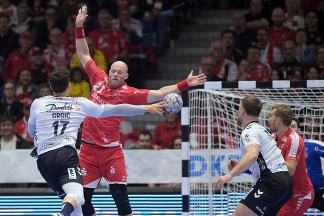 Marko Grgic SG Flensburg Handewitt 17 on the throw Arnar Freyr Arnarsson MT Melsungen 21 in defense , GER, MT Melsungen SG Flensburg Handewitt, Handball, 1 Bundesliga, Matchday 13, Season 2025 2026, 21 11 2025, GER, MT Melsungen SG Flensburg Handewitt, Handball, 1 Bundesliga, Matchday 13, Season 2025 2026, 21 11 2025 Kassel Copyright: xEibner-Pressefotox xRolandxSippex EP_RSL