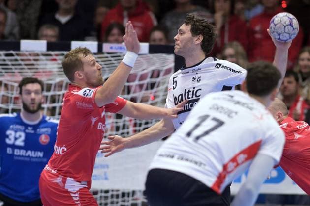 Niclas Kirkeloekke SG Flensburg Handewitt 5 on the ball , David Mandic MT Melsungen 7 L , Kristof Palasics Goalkeeper MT Melsungen 32 back , GER, MT Melsungen SG Flensburg Handewitt, Handball, 1 Bundesliga, 13 Matchday, Season 2025 2026, 21 11 2025, GER, MT Melsungen SG Flensburg Handewitt, Handball, 1 Bundesliga, 13 Matchday, Season 2025 2026, 21 11 2025 Kassel Copyright: xEibner-Pressefotox xRolandxSippex EP_RSL