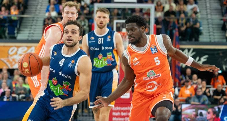 21 11 2025, Basketball, Men, easy credit BBL, easy credit Bundesliga, BBL, Bundesliga, Season 2025 26, 8 Matchday, Rostock Seawolves SC Rasta Vechta Elias Baguette Rostock Seawolves, li vs Bamba TJ SC Rasta Vechta Rostock Stadthalle Mecklenburg Vorpommern Germany