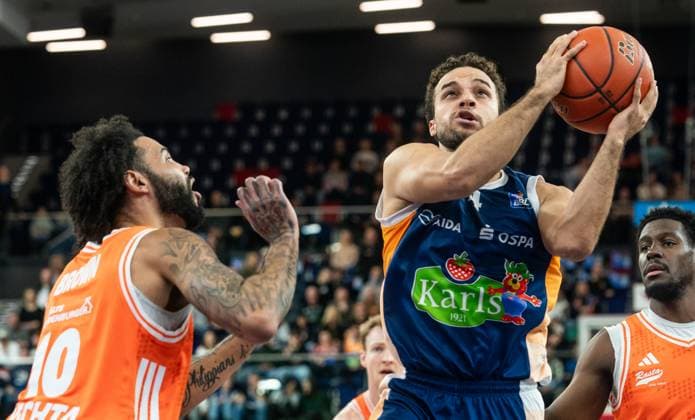 21 11 2025, Basketball, Men, easy credit BBL, easy credit Bundesliga, BBL, Bundesliga, Season 2025 26, 8 Matchday, Rostock Seawolves SC Rasta Vechta Elias Baguette Rostock Seawolves, re against Tevin Brown RASTA Vechta, li Rostock Stadthalle Mecklenburg Vorpommern Germany