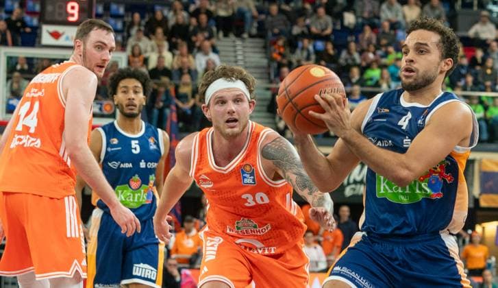 21 11 2025, Basketball, Men, easy credit BBL, easy credit Bundesliga, BBL, Bundesliga, Season 2025 26, 8 Matchday, Rostock Seawolves SC Rasta Vechta Elias Baguette Rostock Seawolves, re against Booker Wade Coplin SC Rasta Vechta and Philipp Herkenhoff SC RASTA Vechta Rostock Stadthalle Mecklenburg Vorpommern Germany