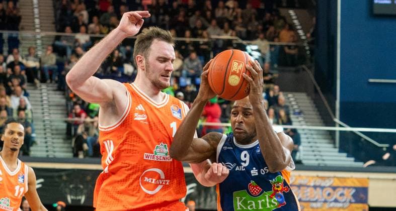 21 11 2025, Basketball, Men, easy credit BBL, easy credit Bundesliga, BBL, Bundesliga, Season 2025 26, 8 Matchday, Rostock Seawolves SC Rasta Vechta DeAndre Lansdowne Rostock Seawolves, re against Lars Thiemann SC Rasta Vechta, li Rostock Stadthalle Mecklenburg Vorpommern Germany