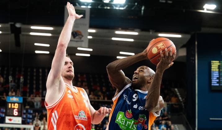 21 11 2025, Basketball, Men, easy credit BBL, easy credit Bundesliga, BBL, Bundesliga, Season 2025 26, 8 Matchday, Rostock Seawolves SC Rasta Vechta DeAndre Lansdowne Rostock Seawolves, re against Lars Thiemann SC Rasta Vechta, li Rostock Stadthalle Mecklenburg Vorpommern Germany