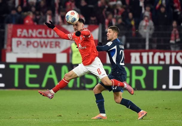 21 11 2025, xhbx, Soccer 1 Bundesliga, FSV Mainz 05 TSG Hoffenheim v l Paul Nebel FSV Mainz 05 , Andrej Kramaric TSG 1899 Hoffenheim DFL DFB REGULATIONS PROHIBIT ANY USE OF PHOTOGRAPHS as IMAGE SEQUENCES and or QUASI VIDEO Mainz
