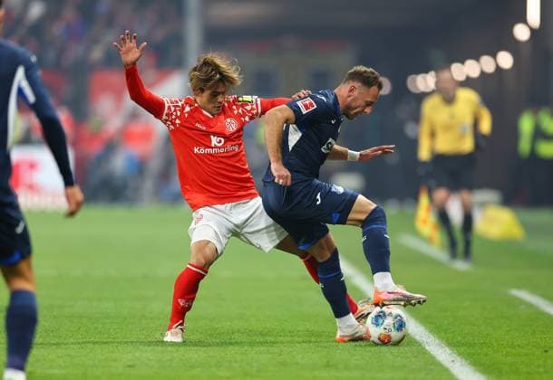 21 11 2025, Soccer Bundesliga, 1 FSV Mainz 05 TSG 1899 Hoffenheim, emonline, emspor, v l , Kaishu Sano FSV Mainz 05 , Vladimir Coufal TSG 1899 Hoffenheim DFL DFB REGULATIONS PROHIBIT ANY USE OF PHOTOGRAPHS AS IMAGE SEQUENCES AND OR QUASI VIDEO xdcx Copyright: HMBxMedia Claus