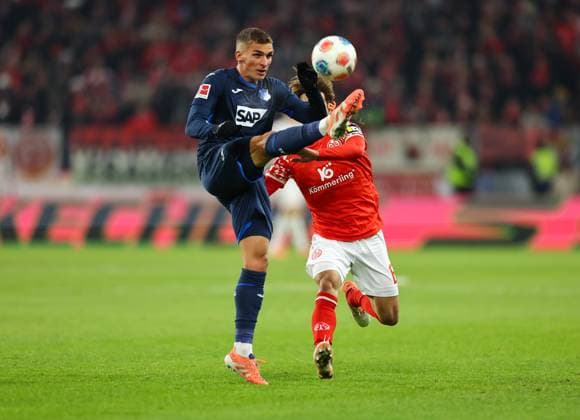21 11 2025, Soccer Bundesliga, 1 FSV Mainz 05 TSG 1899 Hoffenheim, emonline, emspor, v l , Grischa Prömel TSG 1899 Hoffenheim , Kaishu Sano FSV Mainz 05 DFL DFB REGULATIONS PROHIBIT ANY USE OF PHOTOGRAPHS AS IMAGE SEQUENCES AND OR QUASI VIDEO xdcx Copyright: HMBxMedia Claus