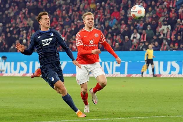 Mainz, Germany 21 November 2025 1 BL 2025 2026 FSV Mainz 05 vs TSG 1899 Hoffenheim In picture from left in duel Fisnik Asllani Hoffenheim vs Lennard Maloney Mainz DFL regulations prohibit any use of photographs as image sequences and or quasi video Mewa Arena Rheinland Pfalz Copyright: xFotostandx xRacochax