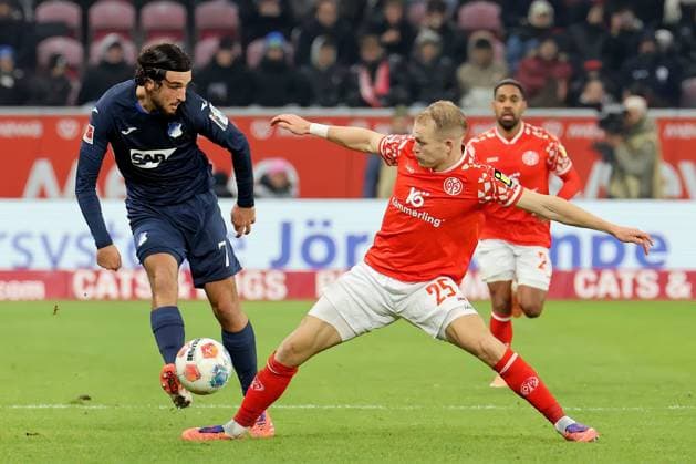 Mainz, Germany 21 November 2025 1 BL 2025 2026 FSV Mainz 05 vs TSG 1899 Hoffenheim In the picture from left in the duel Leon Avdullahu Hoffenheim against Andreas Hanche Olsen Mainz DFL regulations prohibit any use of photographs as image sequences and or quasi video Mewa Arena Rheinland Pfalz Copyright: xFotostandx xRacochax