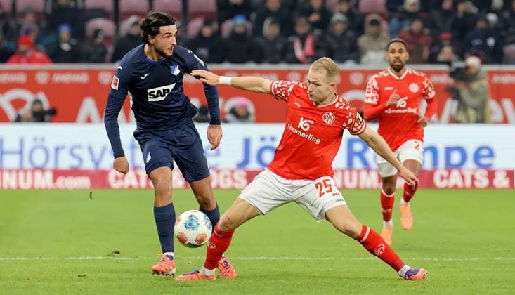 Mainz, Germany 21 November 2025 1 BL 2025 2026 FSV Mainz 05 vs TSG 1899 Hoffenheim In the picture from left in the duel Leon Avdullahu Hoffenheim against Andreas Hanche Olsen Mainz DFL regulations prohibit any use of photographs as image sequences and or quasi video Mewa Arena Rheinland Pfalz Copyright: xFotostandx xRacochax
