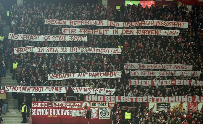21 11 2025, xhbx, Soccer 1 Bundesliga, FSV Mainz 05 TSG Hoffenheim v l Fans, Mood, Scarves, Flag, Banner, Fan protests of FSV Mainz 05 DFL DFB REGULATIONS PROHIBIT ANY USE OF PHOTOGRAPHS as IMAGE SEQUENCES and or QUASI VIDEO Mainz