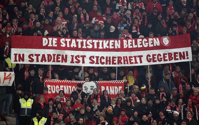 21 11 2025, xhbx, Soccer 1 Bundesliga, FSV Mainz 05 TSG Hoffenheim v l Fans, Atmosphere, Scarves, Flag, Banner, Fan protests of FSV Mainz 05, The statistics prove, in the stadium security is given DFL DFB REGULATIONS PROHIBIT ANY USE OF PHOTOGRAPHS as IMAGE SEQUENCES and or QUASI VIDEO Mainz