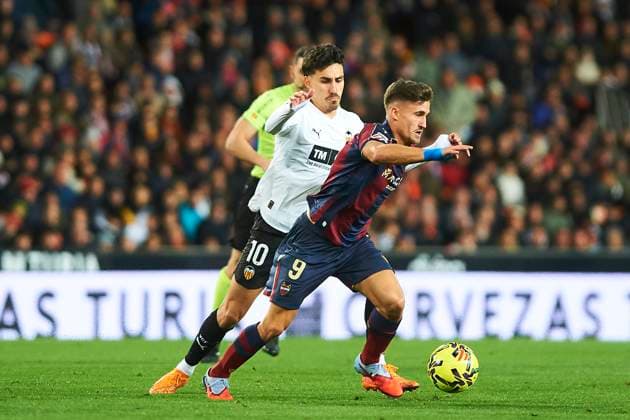 Ivan Romero Levante UD and Andre Almeida Valencia CF during the LaLiga EA Sports match between Valencia CF and Levante UD at Estadio de Mestalla on December 21, 2025 in Valencia, Spain Photo by Maria Jose Segovia DeFodi Images
