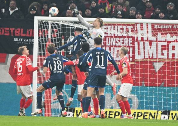 Soccer Bundesliga Season 2025 2026 Mewa Arena Mainz 21 11 2025 1 FSV Mainz 05 mz TSG Hoffenheim hof Goalkeeper Robin ZENTNER 1 FSV Mainz 05 against three Hoffenheim DFL REGULATIONS PROHIBIT ANY USE OF PHOTOGRAPHS AS IMAGE SEQUENCES AND OR QUASI VIDEO EDITORIAL USE ONLY NATIONAL AND INTERNATIONAL NEWS AGENCIES OUT Soccer Bundesliga 1 FSV Mainz 05