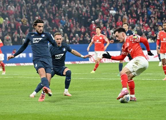 Soccer Bundesliga Season 2025 2026 Mewa Arena Mainz 21 11 2025 1 FSV Mainz 05 mz TSG Hoffenheim hof Paul NEBEL 1 FSV Mainz 05 , r, Leon AVDULLAHU TSG 1899 Hoffenheim , l, Vladimir COUFAL TSG 1899 Hoffenheim , mi DFL REGULATIONS PROHIBIT ANY USE OF PHOTOGRAPHS AS IMAGE SEQUENCES AND OR QUASI VIDEO EDITORIAL USE ONLY NATIONAL AND INTERNATIONAL NEWS AGENCIES OUT Soccer Bundesliga 1 FSV Mainz 05