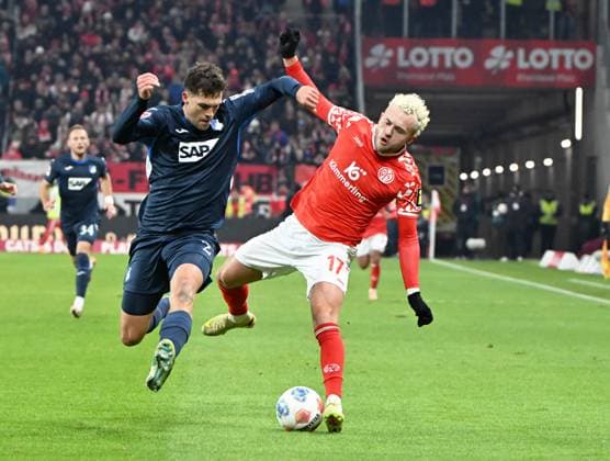 Soccer Bundesliga Season 2025 2026 Mewa Arena Mainz 21 11 2025 1 FSV Mainz 05 mz TSG Hoffenheim hof Robin HRANAC TSG 1899 Hoffenheim , li Benedikt HOLLERBACH 1 FSV Mainz 05 DFL REGULATIONS PROHIBIT ANY USE OF PHOTOGRAPHS AS IMAGE SEQUENCES AND OR QUASI VIDEO EDITORIAL USE ONLY NATIONAL AND INTERNATIONAL NEWS AGENCIES OUT Soccer Bundesliga 1 FSV Mainz 05