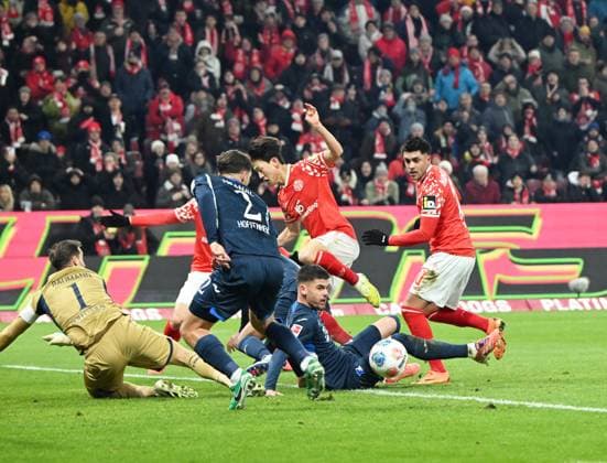 Soccer Bundesliga Season 2025 2026 Mewa Arena Mainz 21 11 2025 1 FSV Mainz 05 mz TSG Hoffenheim hof Confusion in the Hoffenheim penalty area from left Goalkeeper Oliver BAUMANN TSG 1899 Hoffenheim , Robin HRANAC TSG 1899 Hoffenheim , Nadiem AMIRI 1 FSV Mainz 05 and Jae Sung LEE 1 FSV Mainz 05 DFL REGULATIONS PROHIBIT ANY USE OF PHOTOGRAPHS AS IMAGE SEQUENCES AND OR QUASI VIDEO EDITORIAL USE ONLY NATIONAL AND INTERNATIONAL NEWS AGENCIES OUT Soccer Bundesliga 1 FSV Mainz 05