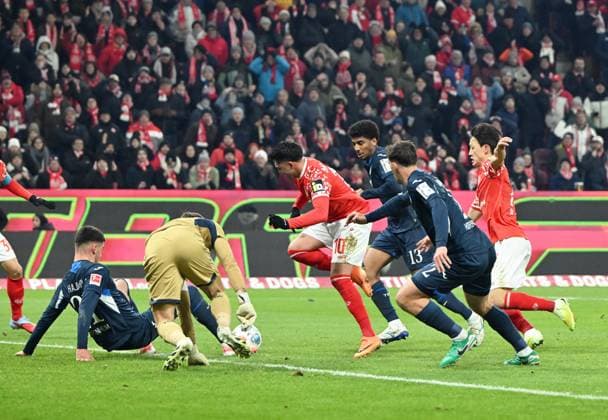 Fussball-Bundesliga - Saison 2025 2026 Mewa-Arena Mainz - 21.11.2025 1. FSV Mainz 05 (mz) - TSG Hoffenheim (hof) Durcheinander im hoffenheimer Strafraum: Torwart Oliver BAUMANN (TSG 1899 Hoffenheim) , mi, Nadiem AMIRI(1. FSV Mainz 05) , mi DFL REGULATIONS PROHIBIT ANY USE OF PHOTOGRAPHS AS IMAGE SEQUENCES AND OR QUASI VIDEO EDITORIAL USE ONLY NATIONAL AND INTERNATIONAL NEWS AGENCIES OUT Fussball-Bundesliga - 1. FSV Mainz 05