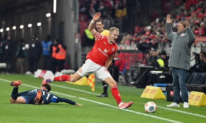 Soccer Bundesliga Season 2025 2026 Mewa Arena Mainz 21 11 2025 1 FSV Mainz 05 mz TSG Hoffenheim hof Andreas HANCHE OLSEN 1 FSV Mainz 05 , mi, Coach Bo HENRIKSEN 1 FSV Mainz 05 , re Fisnik ASLLANI TSG 1899 Hoffenheim , li DFL REGULATIONS PROHIBIT ANY USE OF PHOTOGRAPHS AS IMAGE SEQUENCES AND OR QUASI VIDEO EDITORIAL USE ONLY NATIONAL AND INTERNATIONAL NEWS AGENCIES OUT Soccer Bundesliga 1 FSV Mainz 05