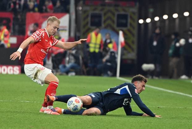 Soccer Bundesliga Season 2025 2026 Mewa Arena Mainz 21 11 2025 1 FSV Mainz 05 mz TSG Hoffenheim hof Andreas HANCHE OLSEN 1 FSV Mainz 05 , li Fisnik ASLLANI TSG 1899 Hoffenheim DFL REGULATIONS PROHIBIT ANY USE OF PHOTOGRAPHS AS IMAGE SEQUENCES AND OR QUASI VIDEO EDITORIAL USE ONLY NATIONAL AND INTERNATIONAL NEWS AGENCIES OUT Soccer Bundesliga 1 FSV Mainz 05