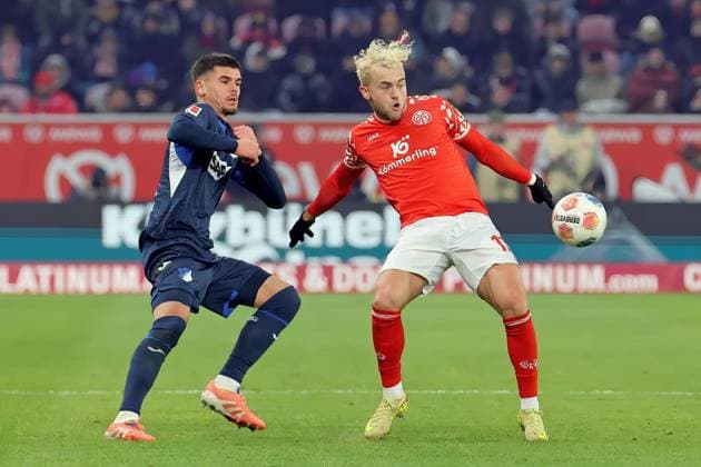 Mainz, Germany 21 November 2025 1 BL 2025 2026 FSV Mainz 05 vs TSG 1899 Hoffenheim In picture from left in duel Albian Hajdari Hoffenheim vs Benedikt Hollerbach Mainz DFL regulations prohibit any use of photographs as image sequences and or quasi video Mewa Arena Rheinland Pfalz Copyright: xFotostandx xRacochax