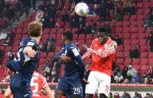 21 11 2025, xhbx, Soccer 1 Bundesliga, FSV Mainz 05 TSG Hoffenheim v l Bazoumana Toure TSG 1899 Hoffenheim , Danny da Costa FSV Mainz 05 DFL DFB REGULATIONS PROHIBIT ANY USE OF PHOTOGRAPHS as IMAGE SEQUENCES and or QUASI VIDEO Mainz