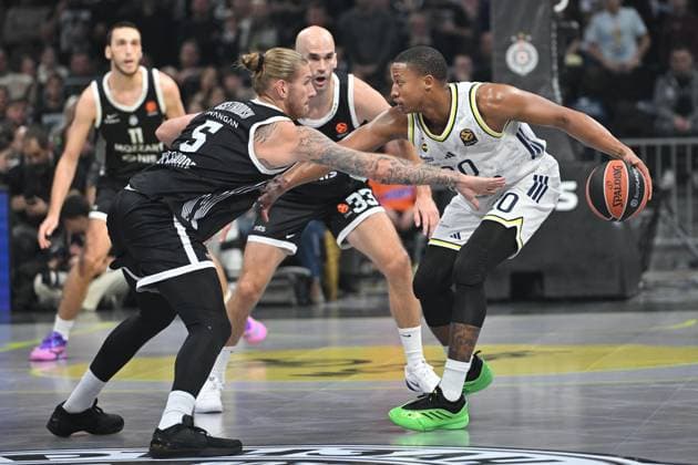 PARTIZAN vs FENERBAHCE ISTANBUL DYLAN OSETKOWSKI Dilan Osetkovski vs DEVON HALL Devon Hol basketball Partizan vs Fenerbahce Istanbul Euroleague match at Beogradska arena, Belgrade 21.11.2025 Foto: BASKETBALL, EUROLEAGUE, PARTIZAN, FENERBAHCE ISTANBUL Belgrade Stark Belgrade arena Serbia Copyright: xMarkoxMetlas xMNxPressx
