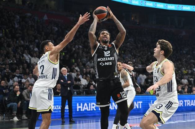 PARTIZAN vs FENERBAHCE ISTANBUL STERLING BROWN Sterling Braun vs WADE BALDWIN IV Vejd Boldvin and TARIK BIBEROVIC basketball Partizan vs Fenerbahce Istanbul Euroleague match at Beogradska arena, Belgrade 21.11.2025 Foto: BASKETBALL, EUROLEAGUE, PARTIZAN, FENERBAHCE ISTANBUL Belgrade Stark Belgrade arena Serbia Copyright: xMarkoxMetlas xMNxPressx