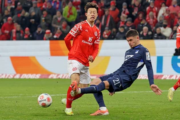 Mainz, Germany 21 November 2025 1 BL 2025 2026 FSV Mainz 05 vs TSG 1899 Hoffenheim In picture from left in duel Jae sung Lee Mainz vs Albian Hajdari Hoffenheim DFL regulations prohibit any use of photographs as image sequences and or quasi video Mewa Arena Rheinland Pfalz Copyright: xFotostandx xRacochax