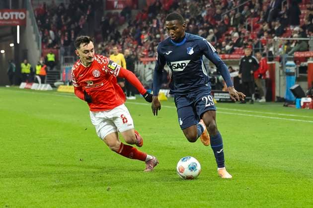 Paul Nebel 1 FSV Mainz, 08 and Bazoumana Toure TSG Hoffenheim, 29 in a running duel , Germany, Football, 1 Bundesliga, Matchday 11, 2025 2026, 1 FSV Mainz vs TSG 1899 Hoffenheim, 21 11 2025, Mewa Arena, Mainz, Germany Mainz Mewa Arena Rheinland Pfalz Germany Copyright: xGrantxHubbsx