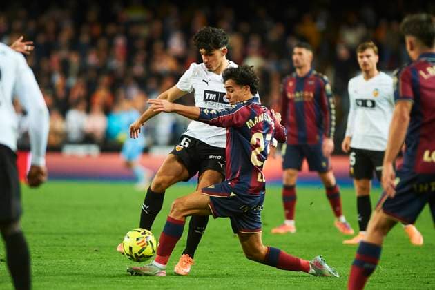 Diego Lopez Valencia CF and Manu Sanchez Levante UD during the LaLiga EA Sports match between Valencia CF and Levante UD at Estadio de Mestalla on December 21, 2025 in Valencia, Spain Photo by Maria Jose Segovia DeFodi Images