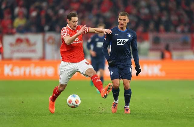 21 11 2025, Soccer Bundesliga, 1 FSV Mainz 05 TSG 1899 Hoffenheim, emonline, emspor, v l , Dominik Kohr FSV Mainz 05 , Grischa Prömel TSG 1899 Hoffenheim DFL DFB REGULATIONS PROHIBIT ANY USE OF PHOTOGRAPHS AS IMAGE SEQUENCES AND OR QUASI VIDEO xdcx Copyright: HMBxMedia Claus