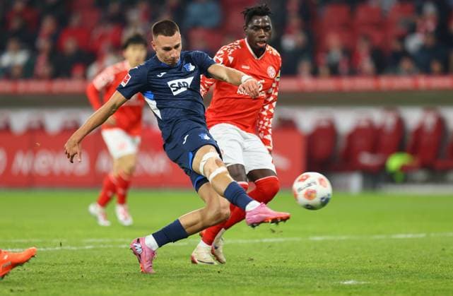 21 11 2025, Soccer Bundesliga, 1 FSV Mainz 05 TSG 1899 Hoffenheim, emonline, emspor, v l , Tim Lemperle TSG 1899 Hoffenheim , Danny Da Costa FSV Mainz 05 DFL DFB REGULATIONS PROHIBIT ANY USE OF PHOTOGRAPHS AS IMAGE SEQUENCES AND OR QUASI VIDEO xdcx Copyright: HMBxMedia Claus