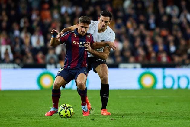 Valencia CF v Levante UD - LaLiga EA Sports VALENCIA, SPAIN - NOVEMBER 21: Ivan Romero of Levante UD competes for the ball with Cesar Tarrega Centre-Back of Valencia CF during to the LaLiga EA Sports match between Valencia CF and Levante UD Mestalla stadium on November 21, 2025 in Valencia, Spain. (Photo by Jose Torres Photo Players Images Magara Press) Valencia Estadio de Mestalla Spain Copyright: xJosexTorresx