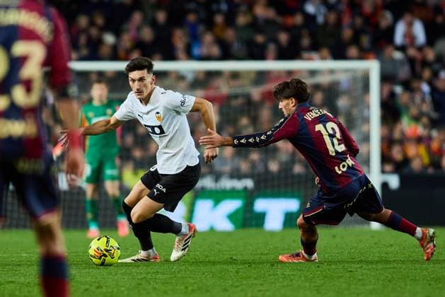 Valencia CF v Levante UD - LaLiga EA Sports VALENCIA, SPAIN - NOVEMBER 21: Jose Luis Garcia Pepelu Defensive Midfield of Valencia CF competes for the ball with Unai Vencedor of Levante UD during to the LaLiga EA Sports match between Valencia CF and Levante UD Mestalla stadium on November 21, 2025 in Valencia, Spain. (Photo by Jose Torres Photo Players Images Magara Press) Valencia Estadio de Mestalla Spain Copyright: xJosexTorresx