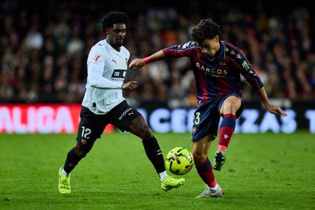 Valencia CF v Levante UD - LaLiga EA Sports VALENCIA, SPAIN - NOVEMBER 21: Manu Sanchez of Levante UD competes for the ball with Thierry Correia of Valencia CF during to the LaLiga EA Sports match between Valencia CF and Levante UD Mestalla stadium on November 21, 2025 in Valencia, Spain. (Photo by Jose Torres Photo Players Images Magara Press) Valencia Estadio de Mestalla Spain Copyright: xJosexTorresx